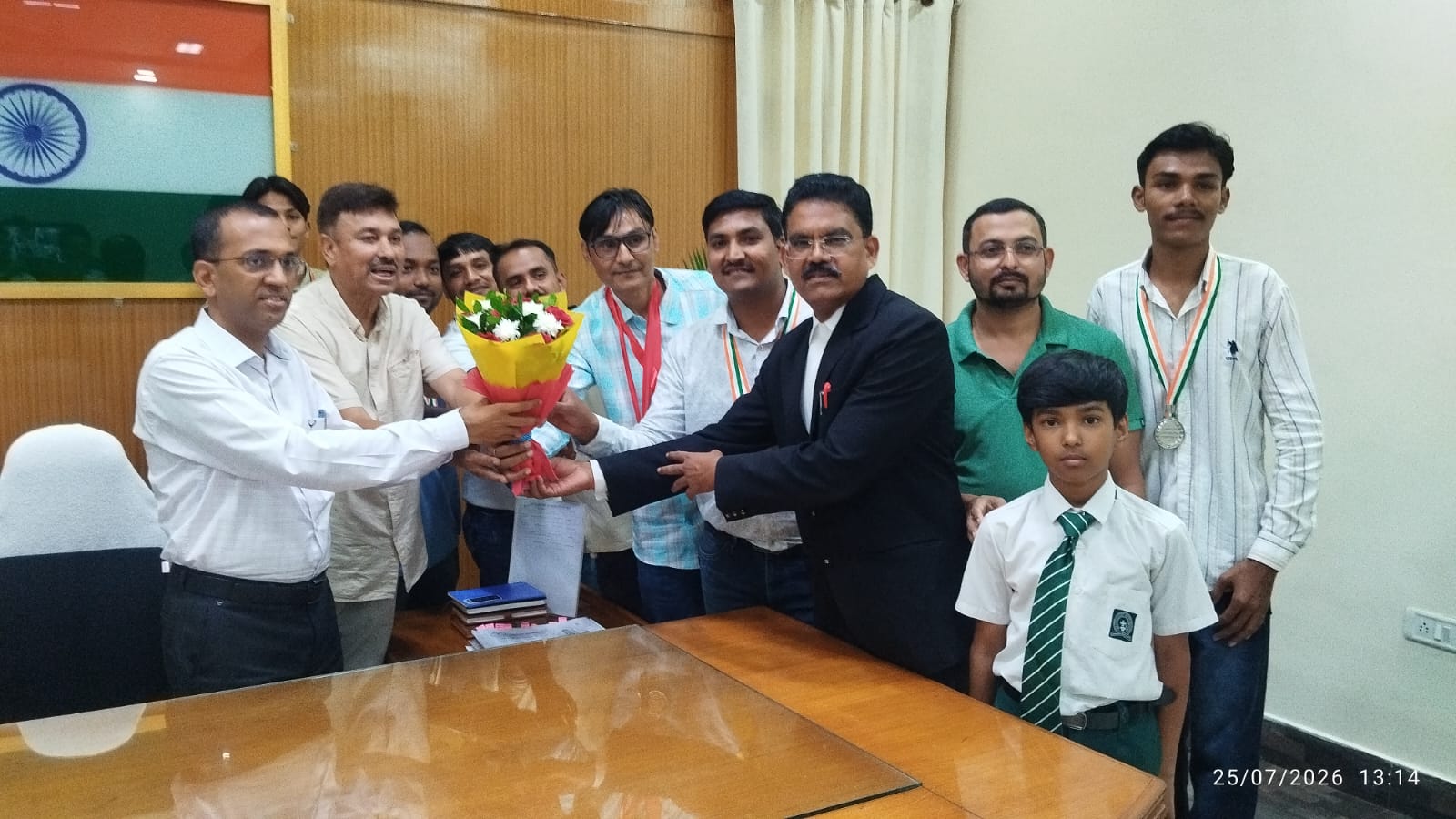 राज्य एवं राष्ट्रीय स्तर के शूटिंग खिलाड़ियों ने कलेक्टर श्री अजीत वसंत से की सौजन्य भेंट